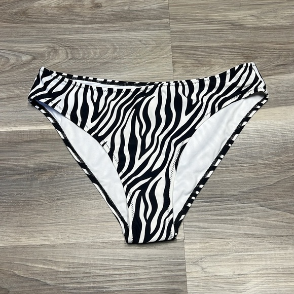 🏁 Cupshe black and white  bathing suit bottoms NWT size large - Picture 3 of 6